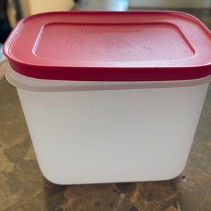 Tupperware 4 3/4Cup Festive Container❤️‍🔥❤️‍🔥